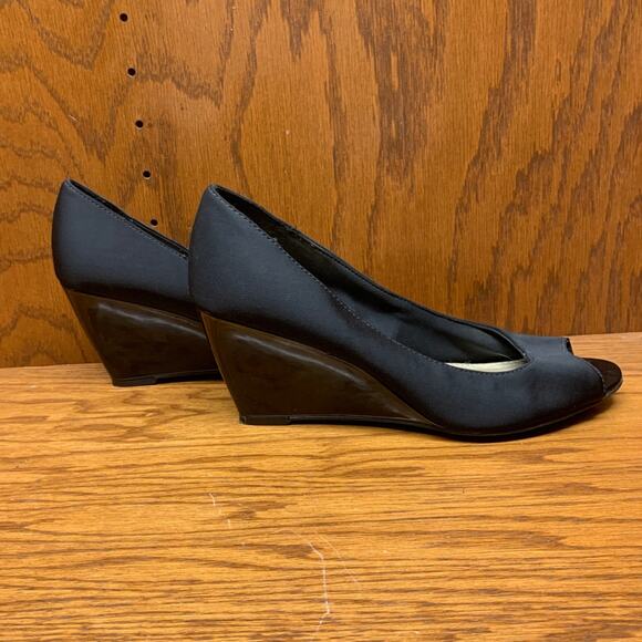 Bandolino Open Toe Wedge - Picture 3 of 6